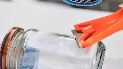Como tirar etiqueta de vidro​? Dicas para tirar facilmente sem deixar manchas