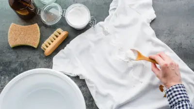 Por que roupas brancas ficam amarelas? Veja como limpar