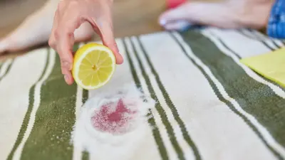 Tem como tirar mancha de vinho? dicas que podem funcionar