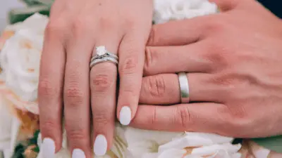 Aliança de compromisso, aliança de noivado, aliança de casamento: veja a diferença e quando usar cada uma
