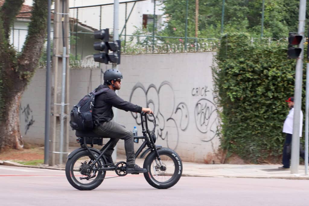 Precisa ter carteira para dirigir bicicleta motorizada? regras atualizadas