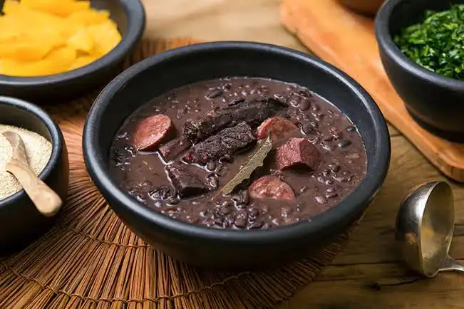Aprenda a fazer feijoada sem precisar deixar o feijão de molho