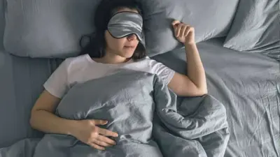 Dormiu e sentiu que caía na cama? Saiba o que isso significa