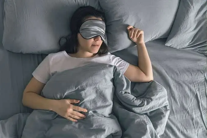 Dormiu e sentiu que caía na cama? Saiba o que isso significa