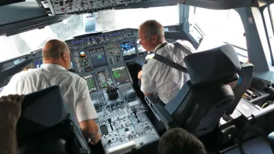 Posso entrar na cabine do piloto no avião? Poucos sabem disto