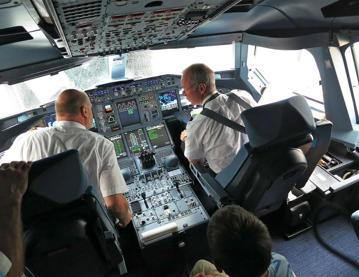 Posso entrar na cabine do piloto no avião? Poucos sabem disto