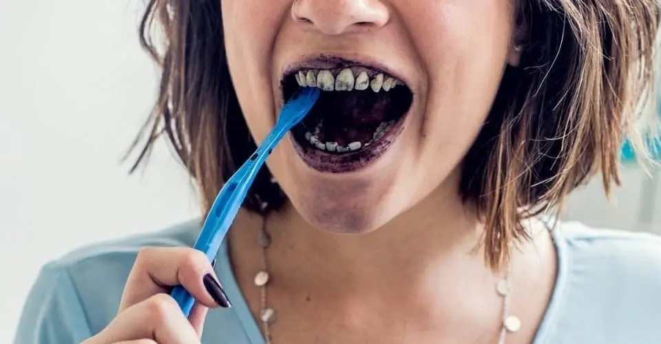 Posso passar carvão nos dentes?