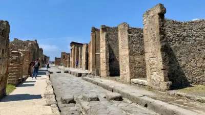 Arqueólogos encontram duas estátuas surpreendentes nas ruínas de Pompeia! Confira