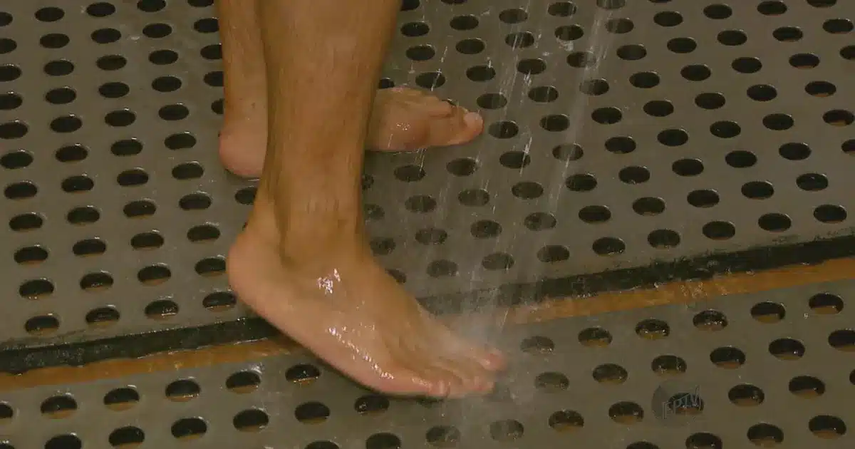 Especialistas revelam: usar chinelo no banho faz diferença?