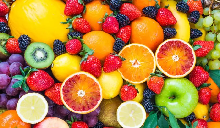 Descubra as 7 frutas superpoderosas que turboalimentam sua dieta com fibras