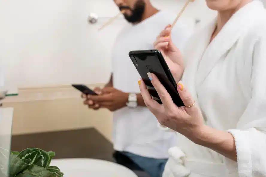 Perigos Ocultos do Celular no Banheiro: Descubra os Riscos à Saúde