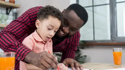 Educação Financeira Infantil: 5 Dicas Práticas para Ensinar seus Filhos a Cuidar do Dinheiro