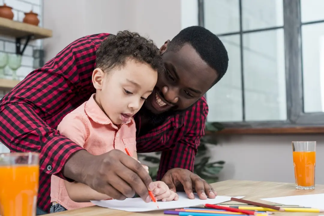 Homens que adiam a paternidade: entenda os riscos à saúde dos filhos