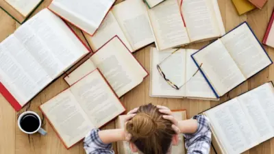 Descubra como equilibrar carreira e estudos no regime híbrido com sucesso