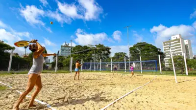 Beach tennis ganha as praias, mas lesões ameaçam praticantes